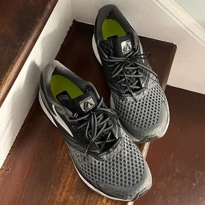 Brooks man atletic shoes 11